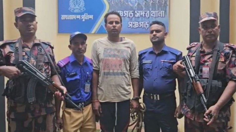 বাংলাদেশে ঢুকে আখ চুরি, ভারতীয়কে পুলিশে দিল বিজিবি