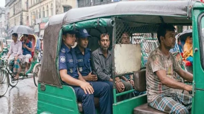 পকেটের টাকায় আসামি টানে পুলিশ