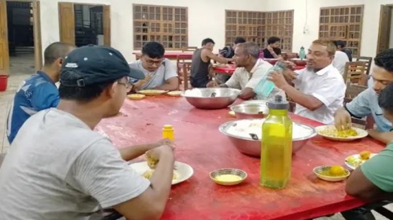 নিম্নমানের খাবারে অতিষ্ঠ শিক্ষার্থীরা