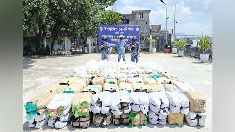 কোস্ট গার্ডের অভিযানে বিপুল পরিমাণ নিষিদ্ধ পলিথিন জব্দ