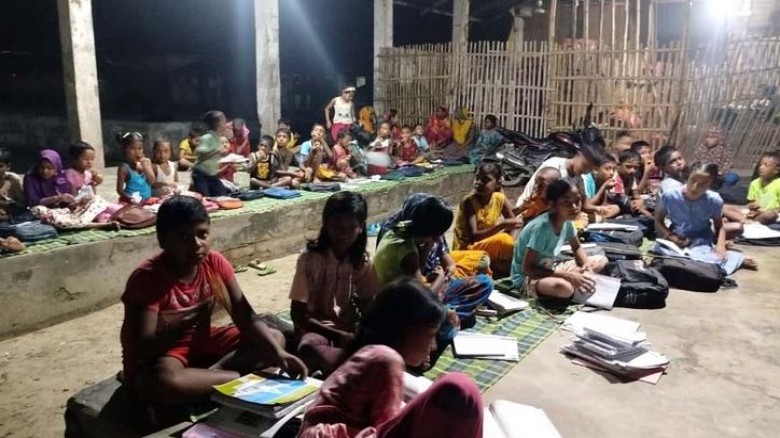 চিরিরবন্দরে আলো ছড়াচ্ছে দরিদ্র শিক্ষার্থীদের পড়ালেখার প্রতিবন্ধকতায়