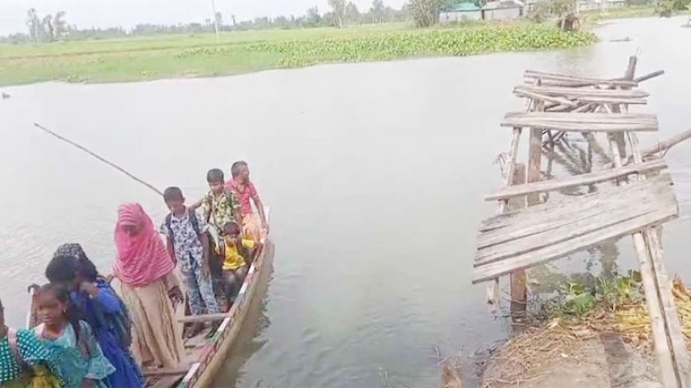 ভেঙে পড়া কাঠের সেতুতে দুর্ভোগে ১০ গ্রামের মানুষ, দ্রুত স্থায়ী সমাধানের দাবি