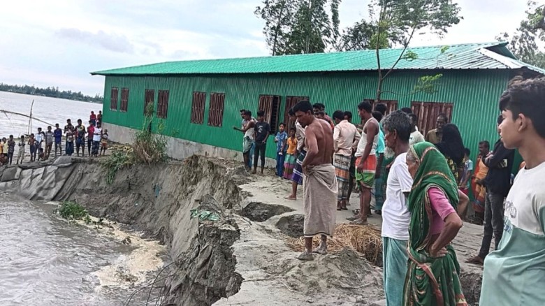 আশ্বাসের পরও নদীগর্ভে ভোরের পাখি সরকারি প্রাথমিক ব...