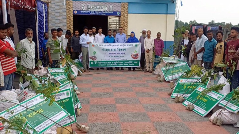 দিনাজপুরে কৃষকের মাঝে সার ও গাছের চারা বিতরণ