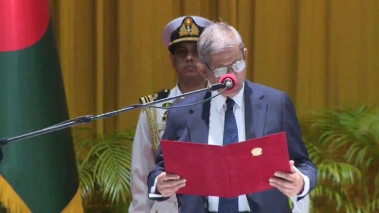 শপথ নিলেন মির্জা ফখরুল ইসলাম আলমগীর