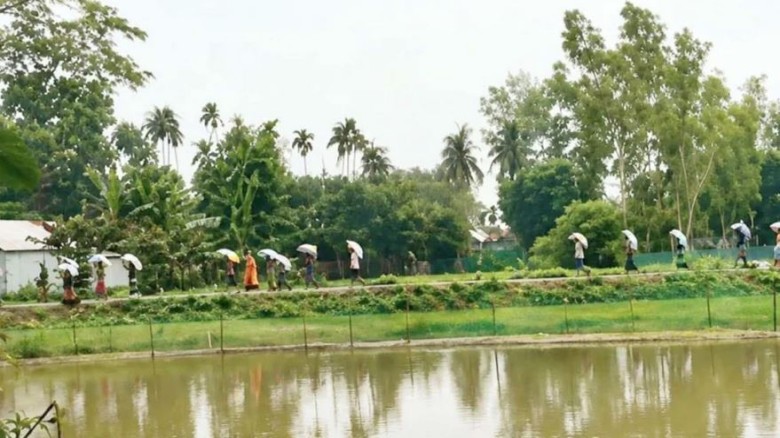 ভূরুঙ্গামারীতে ডিলারের গুদাম ভেঙে ১৯৭ বস্তা সার নিয়ে গেলেন কৃষকরা