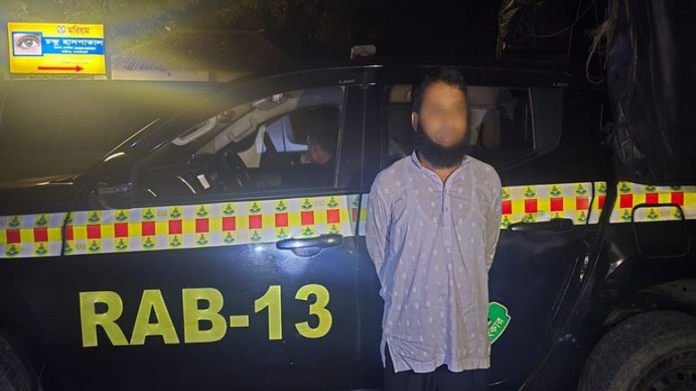 লালমনিরহাটে স্কুলছাত্রী ধর্ষণের অভিযোগে ক্লিনিক পরিচালক গ্রেফতার