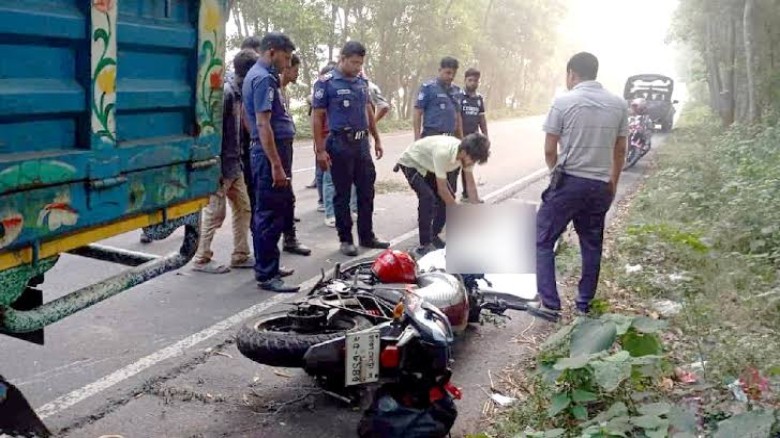 ফুলবাড়ীতে দাঁড়িয়ে থাকা ট্রাকে মোটরসাইকেলের ধাক্কা, যুবক নিহত