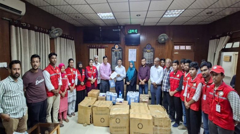 রংপুর মেডিকেলে রেড ক্রিসেন্টের সুরক্ষা সামগ্রী বিতরণ