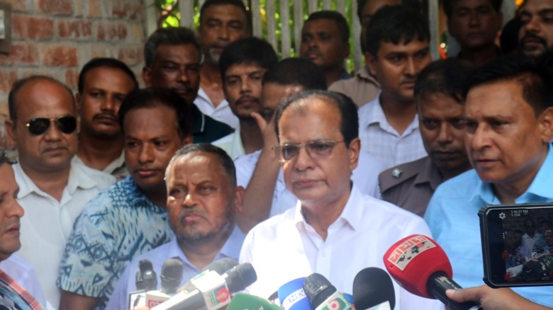 রংপুরের মাছুয়া পাড়ায় ত্রান মন্ত্রী আসাদুল হাবিব দুলু