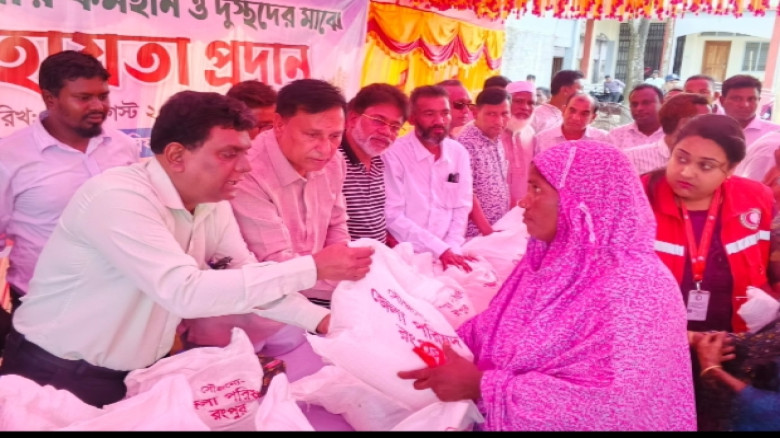 গঙ্গাচড়ায় ৩০০ দুস্থ পরিবারের পাশে জেলা পরিষদ নিজস্ব অর্থায়নে কর্মহীনদের মাঝে খাদ্য সহায়তা বিতরণ