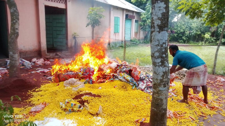 দিনাজপুরে ভোক্তা অধিকারবিরোধী অভিযানে তিন প্রতিষ্ঠানকে জরিমানা, অবৈধ খাদ্যপণ্য ধ্বংস
