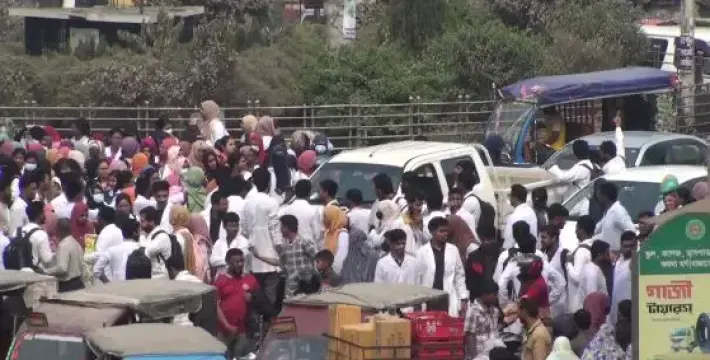 [রংপুরে ইন্টার্ন চিকিৎসক ও শিক্ষার্থীদের ক্লাস,পরীক্ষা বর্জন অব্যাহত।সড়ক অবরোধ করে ঘণ্টাব্যাপি বিক্ষোভ]