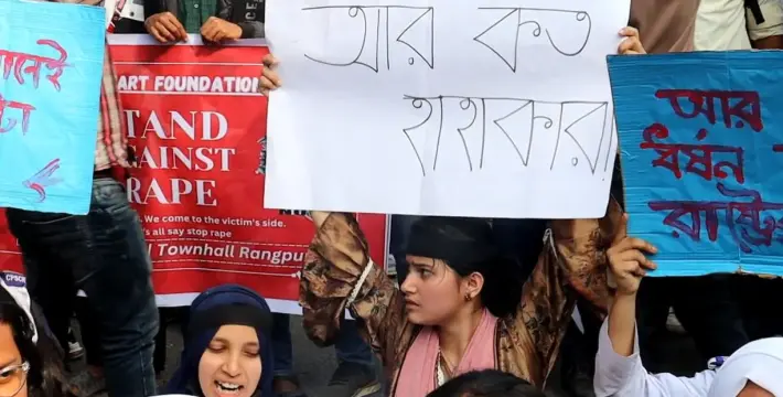 [রংপুরসহ দেশজুড়ে সামাজিক ব্যাধি হয়ে ওঠা ধর্ষণের প্রতিবাদে ফুঁসে উঠেছে শিক্ষার্থীরা]