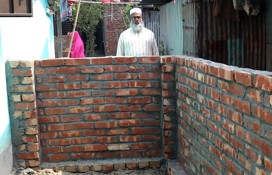 [রংপুরে প্রাচির দিয়ে চলাচলের রাস্তা বন্ধের অভিযোগ]