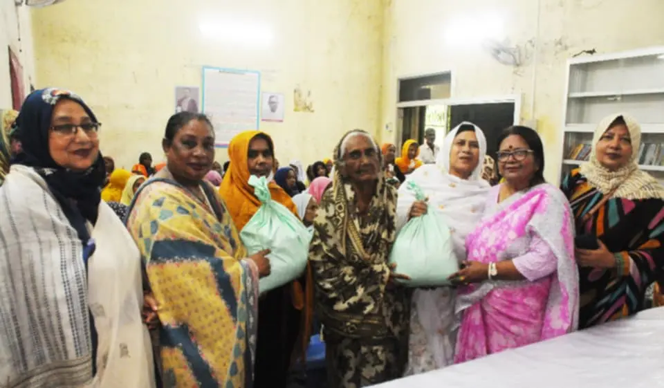 [পবিত্র ঈদু উপলক্ষে রংপুরে অসচ্ছল শিক্ষার্থী ও বৃদ্ধ মায়েদের পাশে স্বর্ণনারী এ্যাসোসিয়েশন]