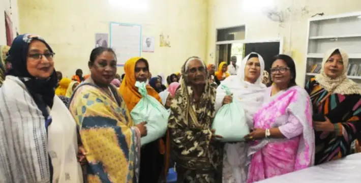 [পবিত্র ঈদু উপলক্ষে রংপুরে অসচ্ছল শিক্ষার্থী ও বৃদ্ধ মায়েদের পাশে স্বর্ণনারী এ্যাসোসিয়েশন]