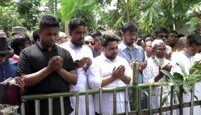 শহীদ আবু সাইদের কবর জিয়ারত করেছেন এনসিপির নেতারা